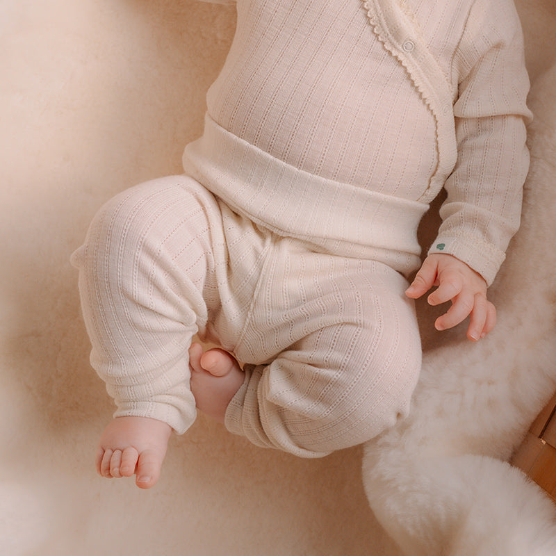 Babystrumpbyxa i ull med silke, hålmönster