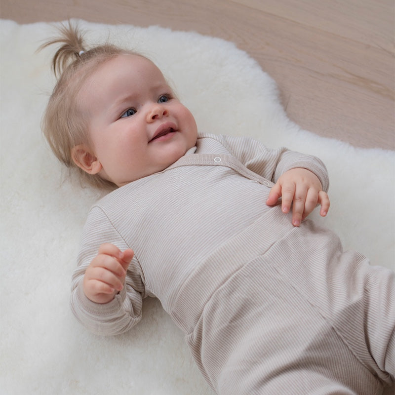 Ribbestrikket babybukse i ull med silke - Latte
